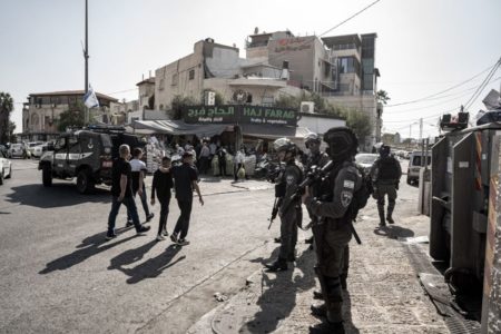 Imagem colorida mostra Muçulmanos, que não são permitidos na Mesquita de Al-Aqsa, realizam a oração de sexta-feira no bairro de Ra's al-Amud enquanto as forças israelenses tomam medidas de segurança em Jerusalém - Metrópoles