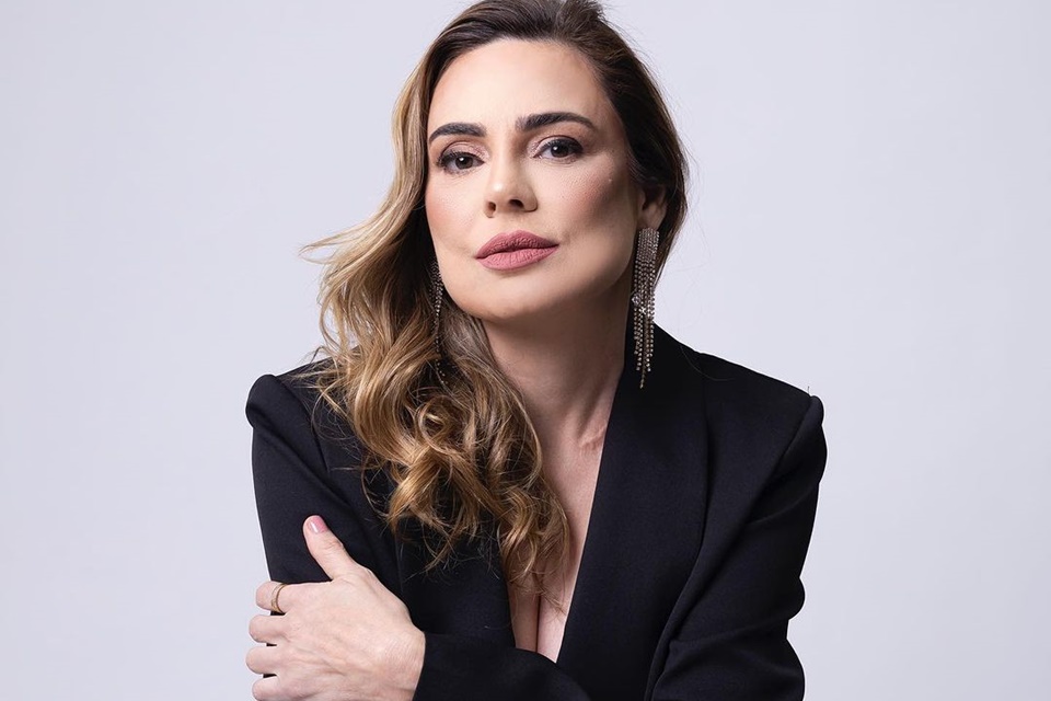 Rachel Sheherazade posa com as feições sérias e o look todo preto - Metrópoles