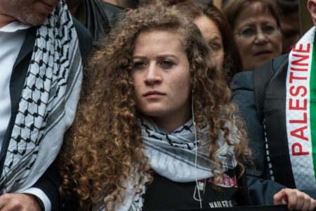 Imagem colorida da ativista palestina Ahed Tamimi - Metrópoles