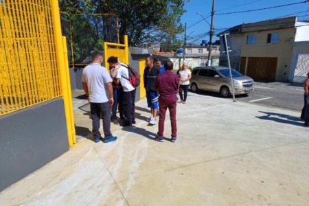 foto colorida de movimento de alunos em frente à Escola Estadual Sapopemba, na zona leste, no retorno às aulas duas semanas após ataque que deixou aluna morta - Metrópoles