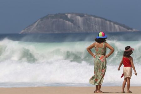 Imagem colorida - Ressaca provoca fortes ondas no Rio