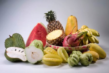 frutas tropicais coloridas em fundo branco