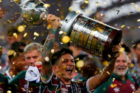 Imagem colorida de Germán Cano com a taça da Libertadores- Metrópoles