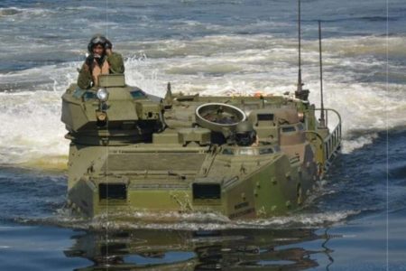 Em foto colorida carro anfíbio da Marinha no mar - Metrópoles