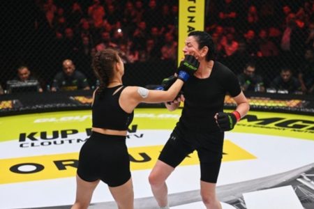Foto colorida de duas mulheres brigando - Metrópoles