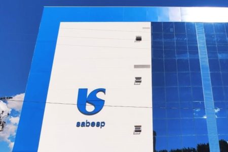 Fotografia colorida mostra prédio com logotipo da Sabesp - Metrópoles