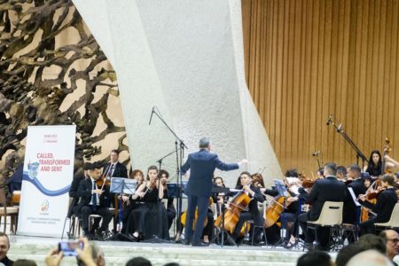 Orquestra Criança Cidadã em apresentação para o Papa Francisco - Metrópoles