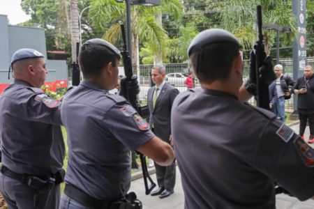 Em foto colorida PMs apresentam armas para secretário da Segurança de SP Guilherme Derrite - Metrópoles