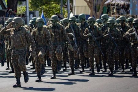 Em foto colorida militares da FAB com roupa camuflada em desfile - Metrópoles