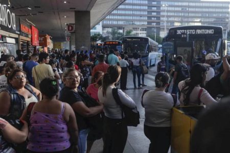 Rodoviária com passageiros. Greve dos rodoviários - Metrópoles