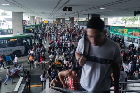 Imagem colorida de pessoas circulando pela Rodoviária do Plano Piloto- Metrópoles