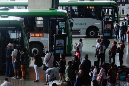 Imagem colorida de pessoas circulando pela Rodoviária do Plano Piloto- Metrópoles