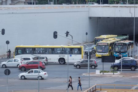 Imagem colorida de ônibus e carros circulando próximo a Rodoviária do Plano- Metrópoles