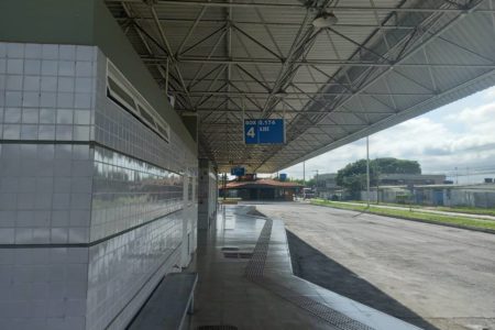 Imagem colorida de uma estação de ônibus vazia, no Guará - Metrópoles