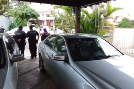 foto colorida de guardas metropolitanos na casa dos pais de Bruna Biancardi, em Cotia, que foi invadida por ladrões - Metrópoles