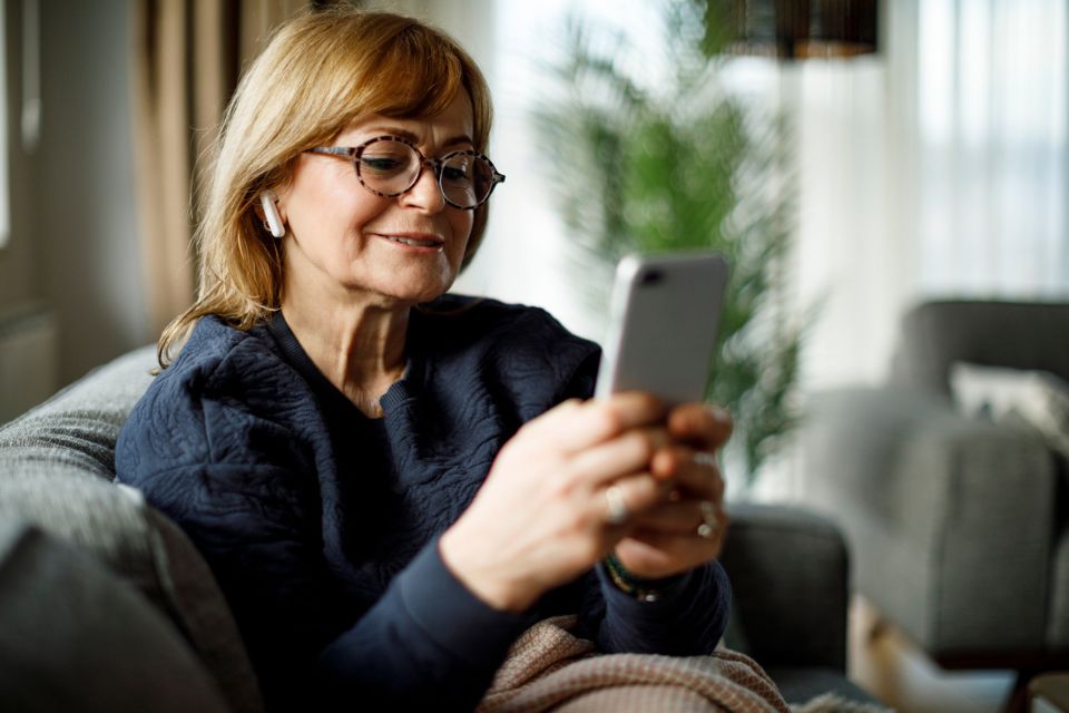 mulher com um celular na mão