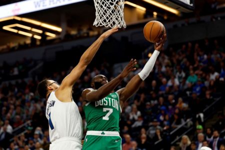 Imagem colorida de Jaylen Brown e Kyle Anderson, jogadores da NBA- Metrópoles