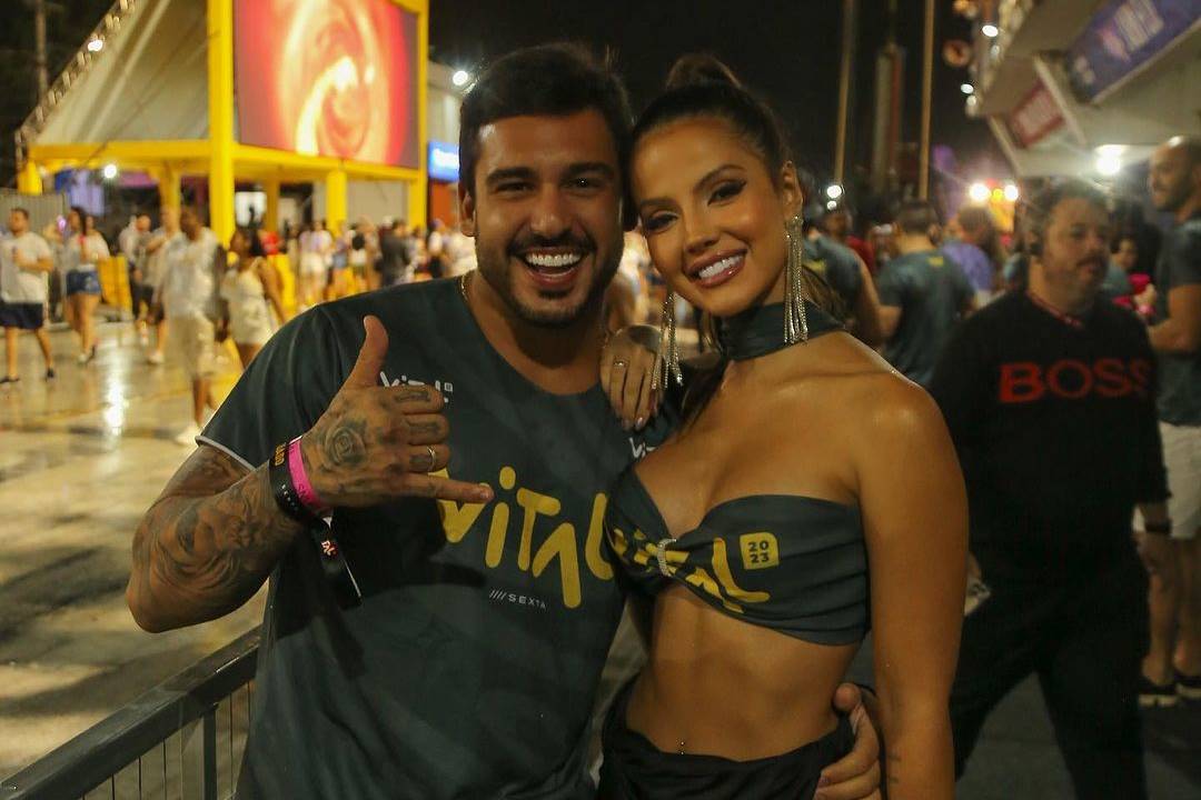 Foto colorida de Luana Andrade e João Hadad em evento, sorrindo para a câmera - Metrópoles