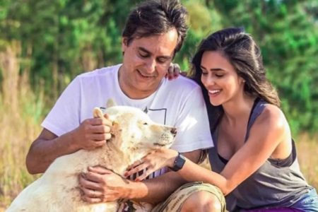 foto colorida da influencer Bruna Biancardi e o pai, Edson Ribeiro, com um cão branco da família - Metrópoles