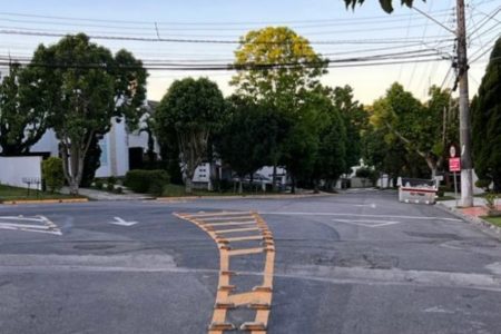 foto colorida interna do condomínio São Paulo II, na Granja Viana, em Cotia, onde vivem os pais de Bruna Biancardi; durante apagão, casa da família foi invadida por três assaltantes - Metrópoles