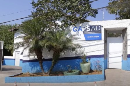 foto colorida da fachada da CAPS AD Jardim Ângela, na zona sul de São Paulo; local sofre com falta de energia - Metrópoles