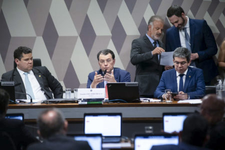 Senador Eduardo Braga, relator da reforma, durante sessão de Comissão de Constituição e Justiça do Senado - Metrópoles