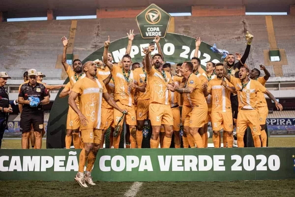 Imagem mostra jogadores do Brasiliense comemorando título - Metrópoles