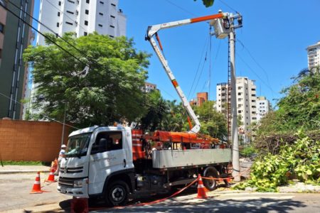 Imagem mostra caminhão de concessionária de energia elétrica - Metrópoles