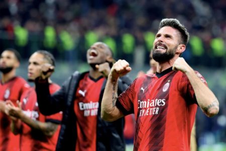 Imagem mostra jogador Olivier Giroud comemorando gol - Metrópoles