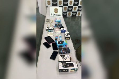 Imagem colorida mostra os celulares recuperados pela Polícia Civil em cima de uma mesa branca - Metrópoles