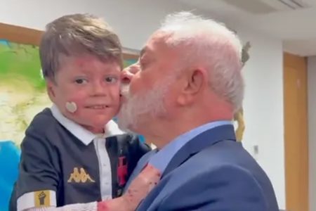 Foto colorida do Lula beijando a bochecha do menino Gui, torcedor do Vasco - Metrópoles