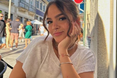 Foto colorida de Mel Maia com a mão no rosto - Metrópoles