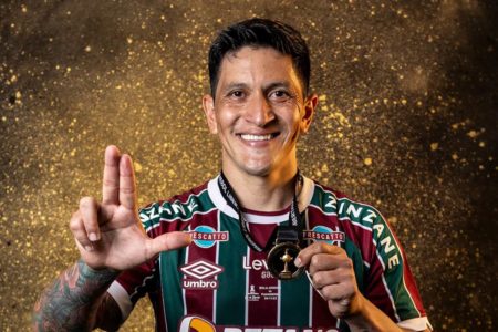 Imagem colorida de Germán Cano com a medalha de campeão da Libertadores- Metrópoles