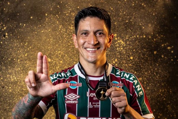 Imagem colorida de Germán Cano com a medalha de campeão da Libertadores- Metrópoles