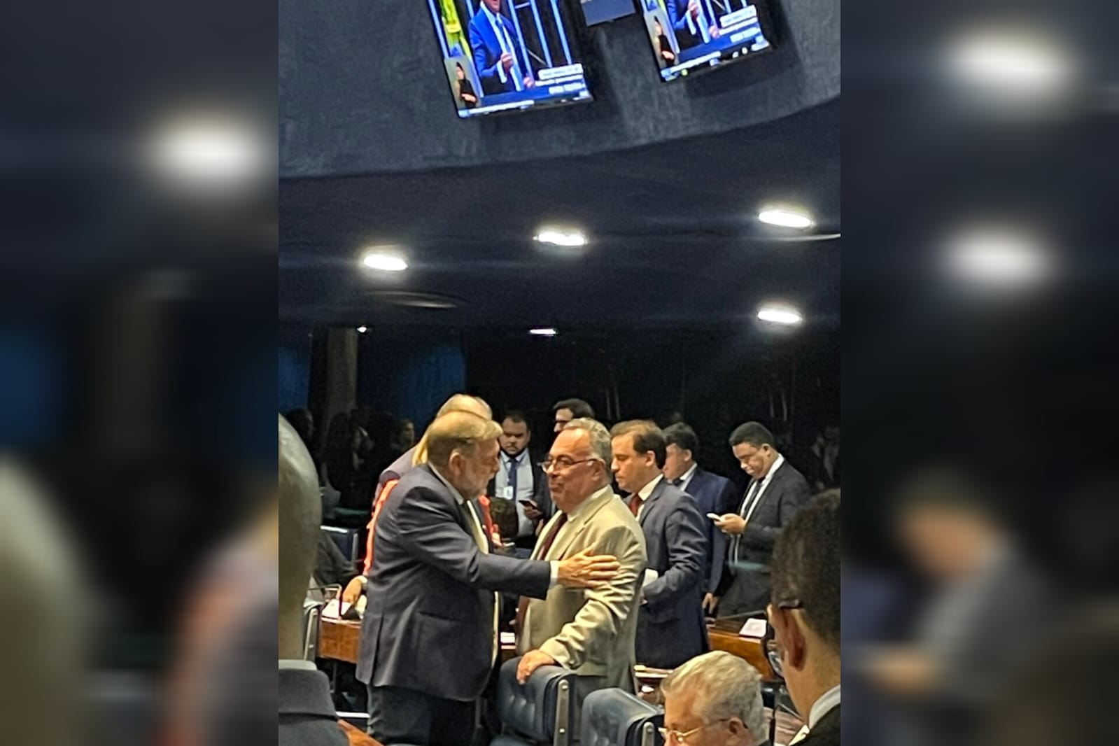 O ex-deputado André Vargas conversa com um conhecido durante a votação da reforma tributária, no plenário do Senado