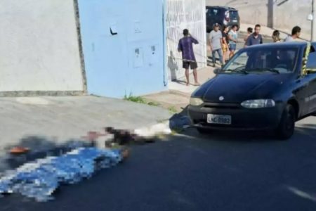 Imagem colorida mostra corpo coberto por proteção da polícia; ela foi morta a tiros por um homem em Campinas, no interior de São Paulo - Metrópoles