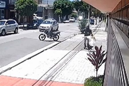 Imagem colorida mostra mulher desmaiando logo após ser assaltada por um motociclista no bairro do Sacomã - Metrópoles