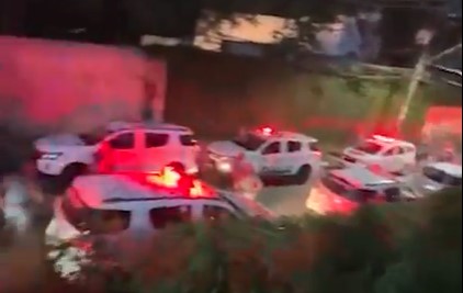 Imagem colorida mostra carros de polícia na frente de uma escola após tiroteio na Grande SP - Metrópoles