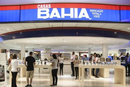 Imagem de loja das Casas Bahia em um shopping, com funcionários atendendo clientes - Metrópoles