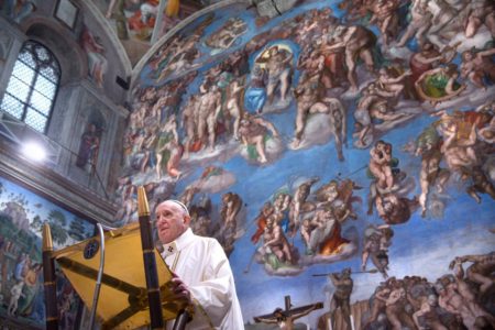 Imagem colorida mostra Papa Francisco durante batizado Igreja Católica - Metrópoles
