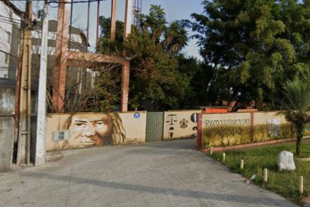 Foto colorida mostra fachada de escola