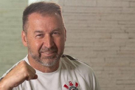 Fotografia de Augusto Melo com a camisa do Corinthians - Metrópoles