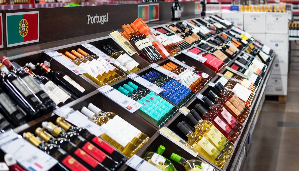 Fotografia colorida mostrando vinhos em mostruário de loja-Metrópoles