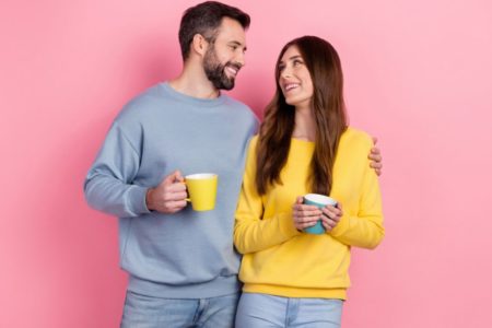 Casal tomando café juntos