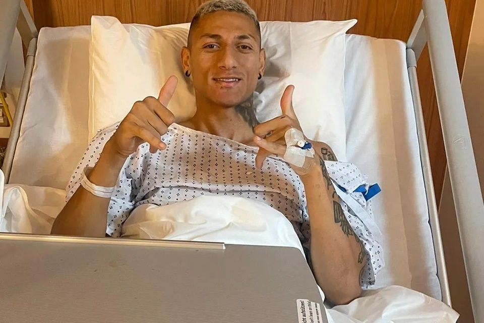 Richarlison posa fazendo 'joinha' na cama do hospital após passar por cirurgia - Metrópoles