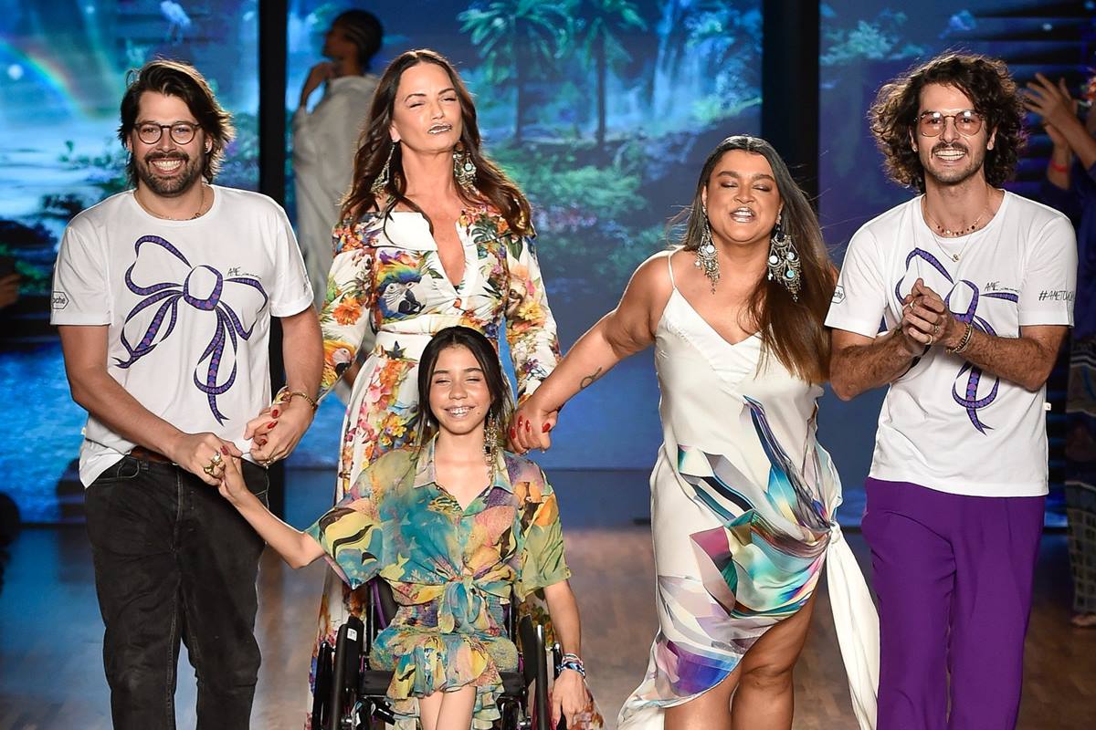 Luiza Brunet e Preta Gil em grupo de pessoas na passarela do São Paulo Fashion Week. Na frente, a atletla paralímpica Laissa Guerreira - Metrópoles