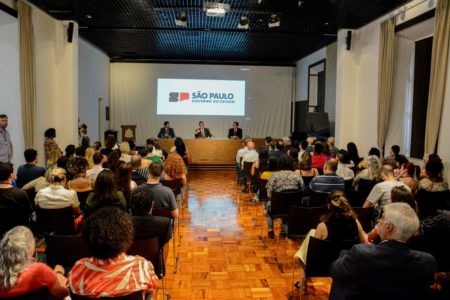 Fotografia colorida mostra salão cheio de autoridades - Metrópoles