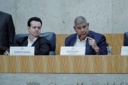 Fotografia colorida mostra Gilberto Kassab e Milton Leite sentados lado a lado na Câmara Municipal de São Paulo durante a reunião de comissão criada para discutir a privatização da Sabesp - Metrópoles