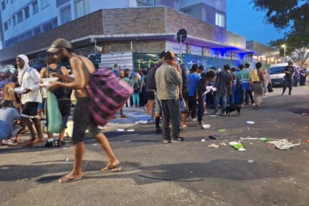 foto colorida de dependentes químicos em cruzamento da Rua dos Protestantes com a Rua dos Gusmões, na Cracolândia - Metrópoles