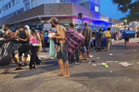 foto colorida de dependentes químicos em cruzamento da Rua dos Protestantes com a Rua dos Gusmões, na Cracolândia - Metrópoles